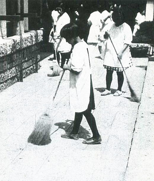 校舎掃除1926.jpg