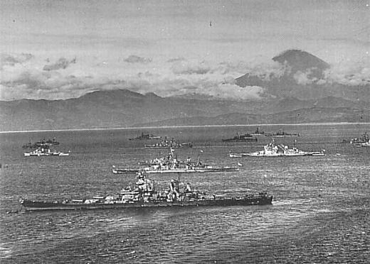 相模湾の米艦隊1945.jpg