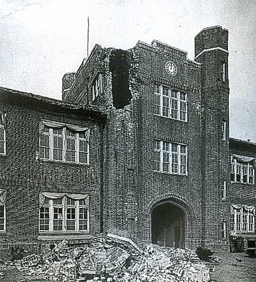 立教大学本館中央塔崩落192309.jpg