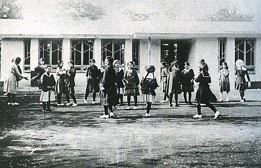 自由学園校庭遊ぶ(2教室のみ)1921.jpg