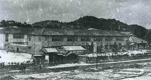 香椎中学黒門1947.jpg